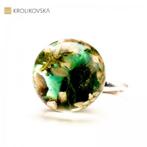 Pierścionek z kwiatami w żywicy - Piękny dodatek dla mamy.