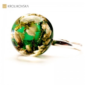 Pierścionek z kwiatami w żywicy - Piękny dodatek dla mamy.