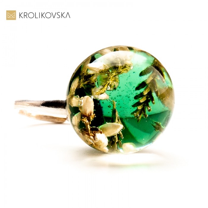 Pierścionek z kwiatami w żywicy - Piękny dodatek dla mamy.