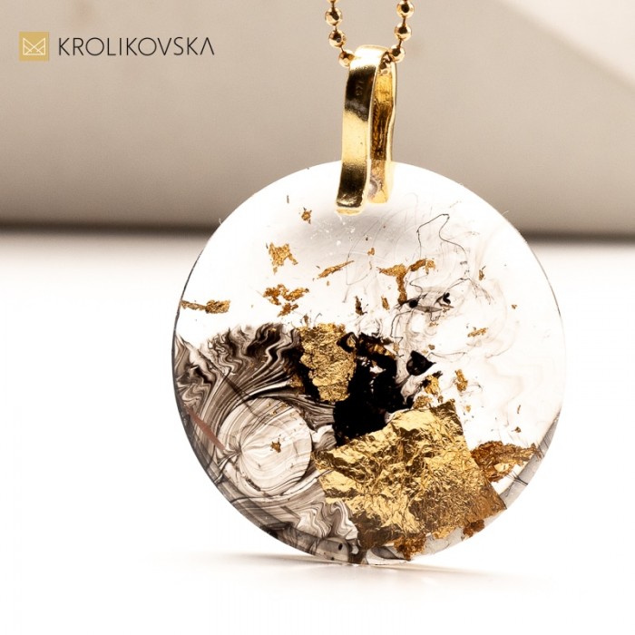 Wisiorek z Płatkami Złota w Żywicy - Elegancka Biżuteria w Czerni i Złocie. Wisiorek z Płatkami Złota w Żywicy - Elegancka Biżuteria w Czerni i Złocie.