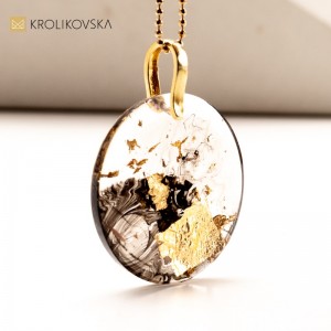 Wisiorek z Płatkami Złota w Żywicy - Elegancka Biżuteria w Czerni i Złocie. Wisiorek z Płatkami Złota w Żywicy - Elegancka Biżuteria w Czerni i Złocie.