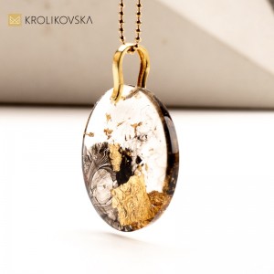 Wisiorek z Płatkami Złota w Żywicy - Elegancka Biżuteria w Czerni i Złocie. Wisiorek z Płatkami Złota w Żywicy - Elegancka Biżuteria w Czerni i Złocie.