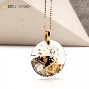 Wisiorek z Płatkami Złota w Żywicy - Elegancka Biżuteria w Czerni i Złocie. Wisiorek z Płatkami Złota w Żywicy - Elegancka Biżuteria w Czerni i Złocie.