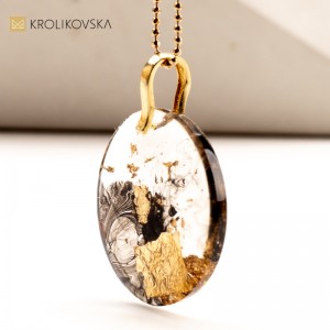 Wisiorek z Płatkami Złota w Żywicy - Elegancka Biżuteria w Czerni i Złocie. Wisiorek z Płatkami Złota w Żywicy - Elegancka Biżuteria w Czerni i Złocie.