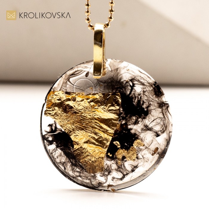 Naszyjnik z Czarną Żywicą i Płatkami Złota - Stylowy i Wyjątkowy.