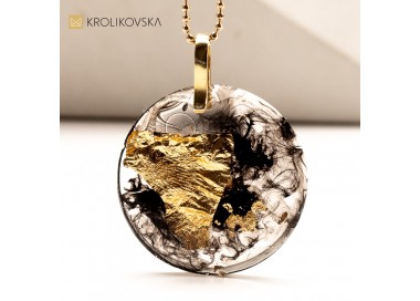 Naszyjnik z Czarną Żywicą i Płatkami Złota - Stylowy i Wyjątkowy.