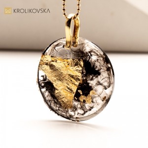 Naszyjnik z Czarną Żywicą i Płatkami Złota - Stylowy i Wyjątkowy.