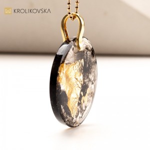 Naszyjnik z Czarną Żywicą i Płatkami Złota - Stylowy i Wyjątkowy.