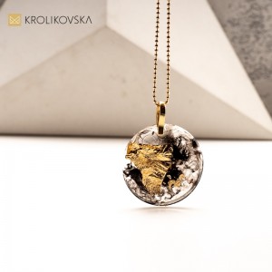 Naszyjnik z Czarną Żywicą i Płatkami Złota - Stylowy i Wyjątkowy.