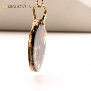 Naszyjnik z Czarną Żywicą i Płatkami Złota - Stylowy i Wyjątkowy.