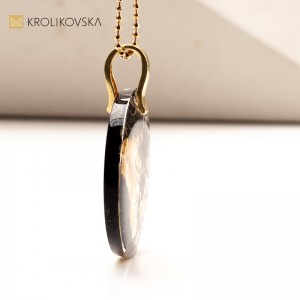 Naszyjnik z Czarną Żywicą i Płatkami Złota - Stylowy i Wyjątkowy.