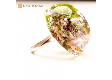 Elegancki Pierścionek z Kwiatami w Żywicy na Dzień Mamy.