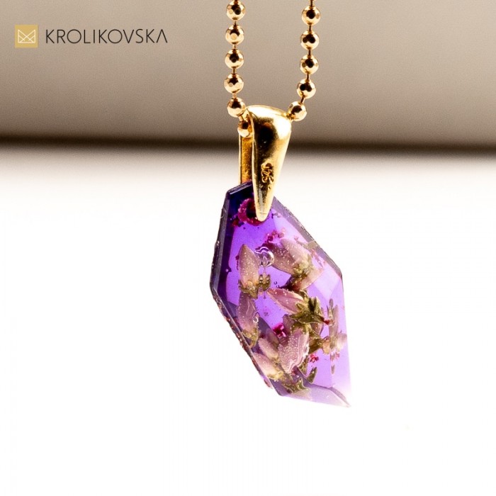 Ręcznie Robiona Biżuteria z Roślinami w Żywicy - Naturalny Urok.