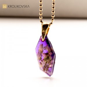 Ręcznie Robiona Biżuteria z Roślinami w Żywicy - Naturalny Urok.