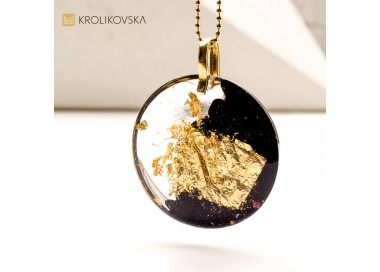 Wisiorek czarny z płatkami złota.