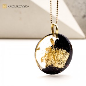 Wisiorek czarny z płatkami złota.