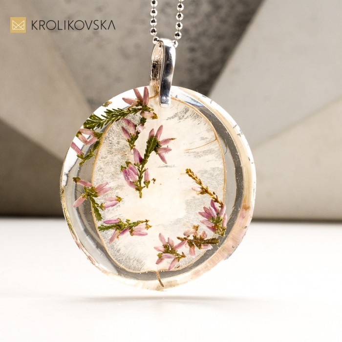 Wisiorek z Kwiatami zatopionymi w żywicy.