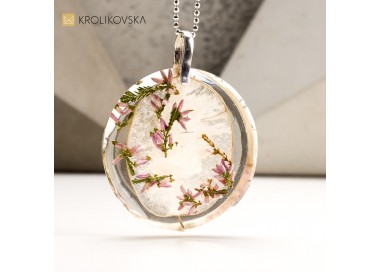 Wisiorek z Kwiatami zatopionymi w żywicy.