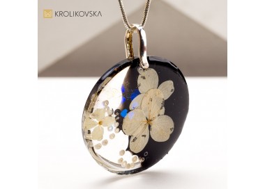Naszyjnik z Amuletem Szczęścia: Symboliczny Prezent na Nowy Początek.