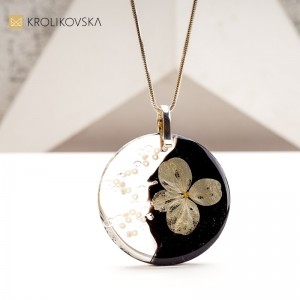 Elegancki Naszyjnik z Kwiatem: Doskonały Prezent na Urodziny.