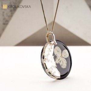 Elegancki Naszyjnik z Kwiatem: Doskonały Prezent na Urodziny.1