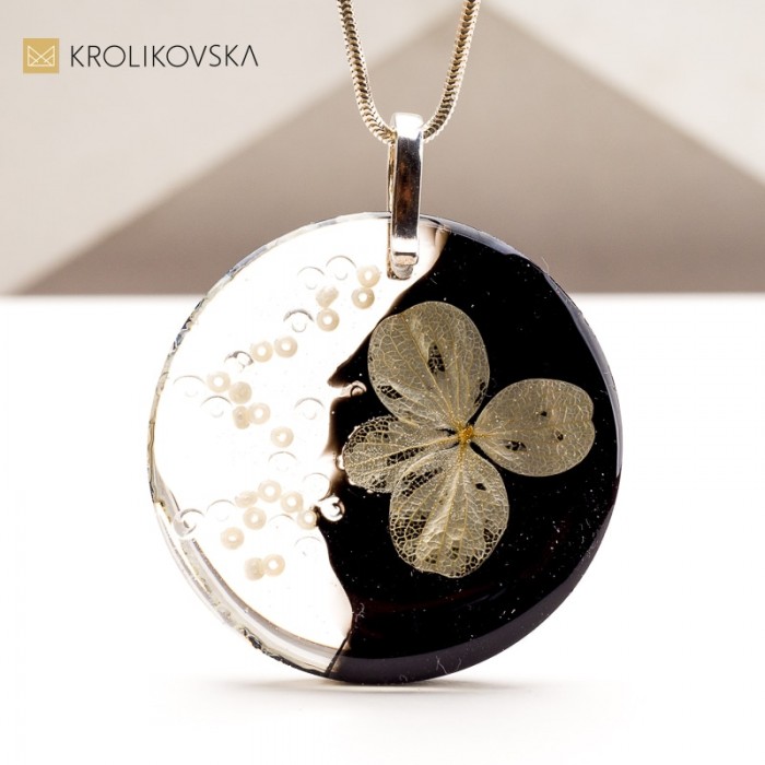 Elegancki Naszyjnik z Kwiatem: Doskonały Prezent na Urodziny.