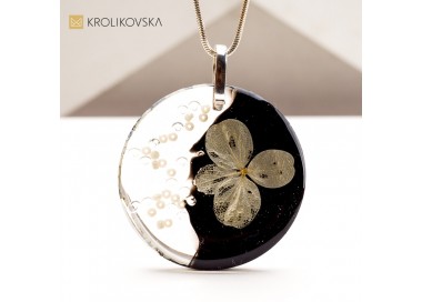 Elegancki Naszyjnik z Kwiatem: Doskonały Prezent na Urodziny.