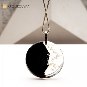 Elegancki Naszyjnik z Kwiatem: Doskonały Prezent na Urodziny.