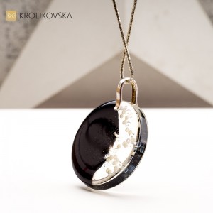 Elegancki Naszyjnik z Kwiatem: Doskonały Prezent na Urodziny.