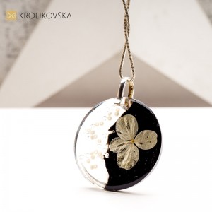 Elegancki Naszyjnik z Kwiatem: Doskonały Prezent na Urodziny.