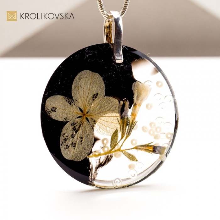 Stylowy Naszyjnik z Kwiatemi: Nowoczesny Upominek