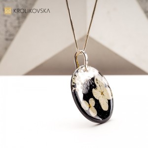 Romantyczny Naszyjnik Krolikovska z Kwiatem: Uroczy Prezent.