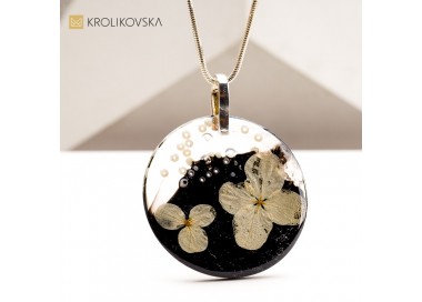 Romantyczny Naszyjnik Krolikovska z Kwiatem: Uroczy Prezent.