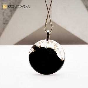 Romantyczny Naszyjnik Krolikovska z Kwiatem: Uroczy Prezent.