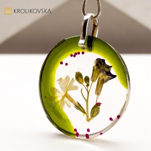 Naszyjnik z Kwiatem na Prezent: Uroczy Upominek na Dzień Kobiet.