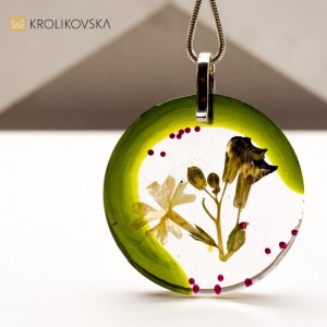 Naszyjnik z Kwiatem na Prezent: Uroczy Upominek na Dzień Kobiet.