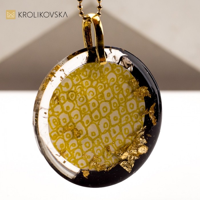 Modne naszyjniki na prezent – jak wybrać idealny? Sztuka.