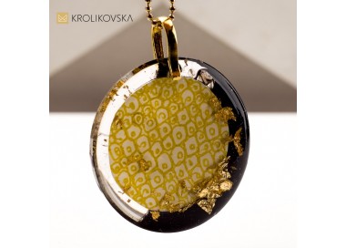 Modne naszyjniki na prezent – jak wybrać idealny? Sztuka.