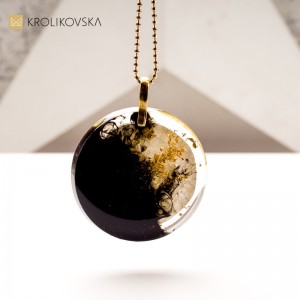 Modne naszyjniki na prezent – jak wybrać idealny? Sztuka.