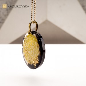 Modne naszyjniki na prezent – jak wybrać idealny? Sztuka.