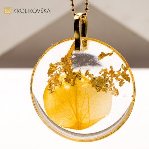 Złoty naszyjnik z łatkiem żółtej róży – elegancki prezent.