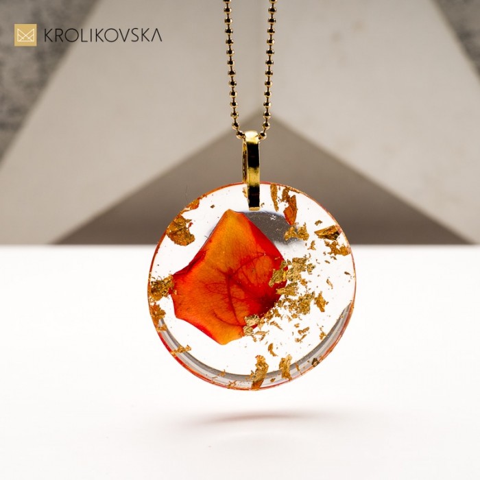 Delikatny naszyjnik – klasyczna biżuteria dla wyjątkowej kobiety.