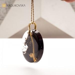 Naszyjniki na Prezent dla Kobiety – Elegancka Biżuteria na Każdą Okazję.