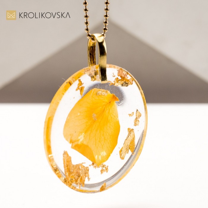 Złoty naszyjnik z płatkiem róży dla niej. Złoty naszyjnik z płatkiem róży dla niej.