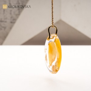 Złoty naszyjnik z płatkiem róży dla niej. Złoty naszyjnik z płatkiem róży dla niej.