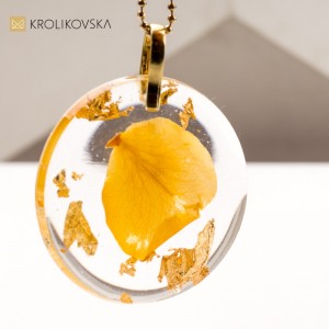 Złoty naszyjnik z płatkiem róży dla niej. Złoty naszyjnik z płatkiem róży dla niej.