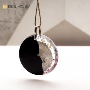 Stylowe Naszyjniki z Ręcznie Malowanymi Rysunkami – Idealne na Prezent.