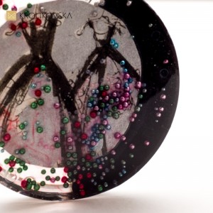 Artystyczna Elegancja: Naszyjnik z Ręcznie Malowanym Medalionem.