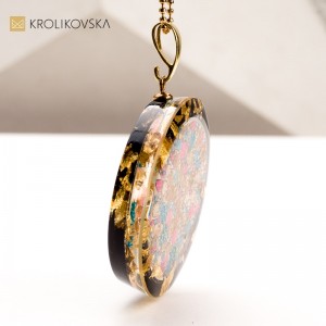 Naszyjnik z Ręcznie Malowanym Wzorem – Ekskluzywna Biżuteria na Prezent.