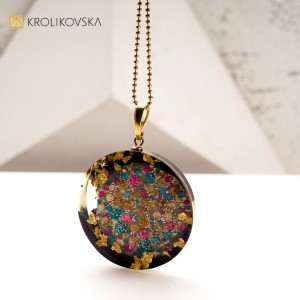 Naszyjnik z Ręcznie Malowanym Wzorem – Ekskluzywna Biżuteria na Prezent.